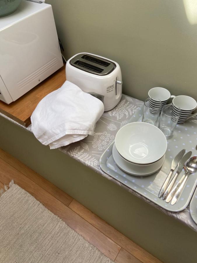 Stunning Annexe 1 Luxury Bedroom, Eating Area & Bathroom Only! Truro Exterior foto
